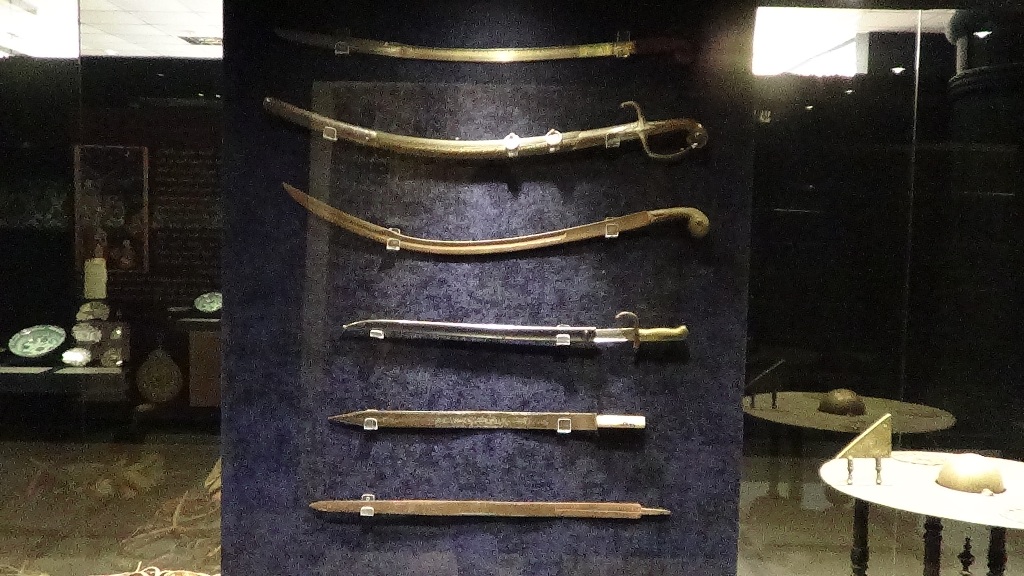 مجموعة من السيوف وادوات الحرب