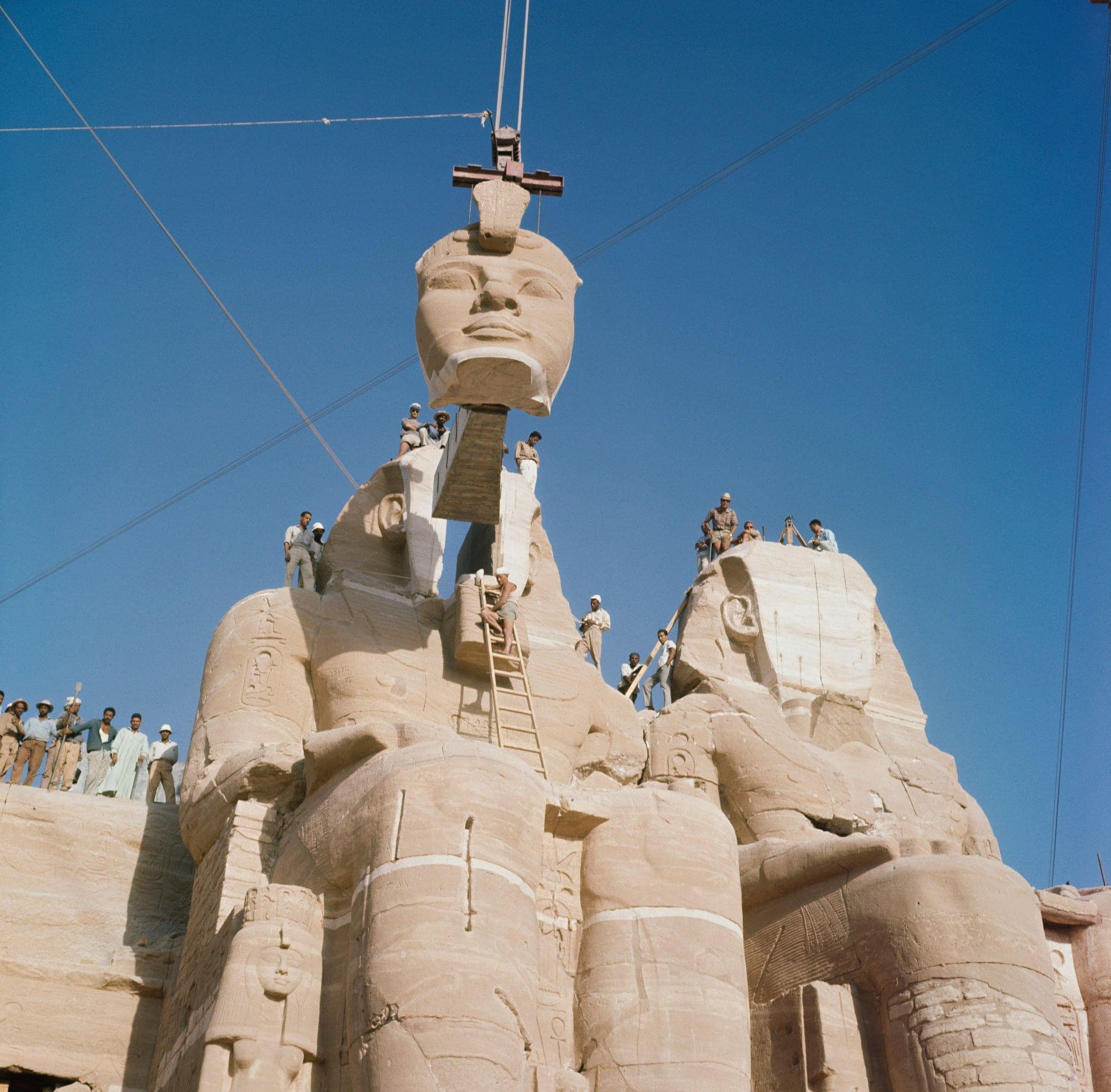 جانب من أعمال تفكيك المعبد