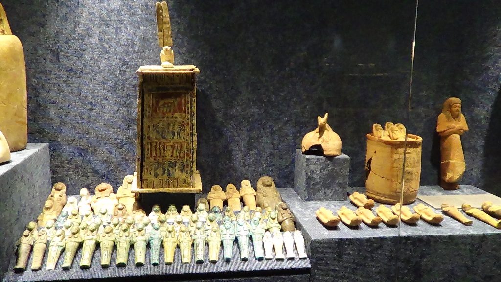 كنوز نفيسة داخل متحف اثار مطروح