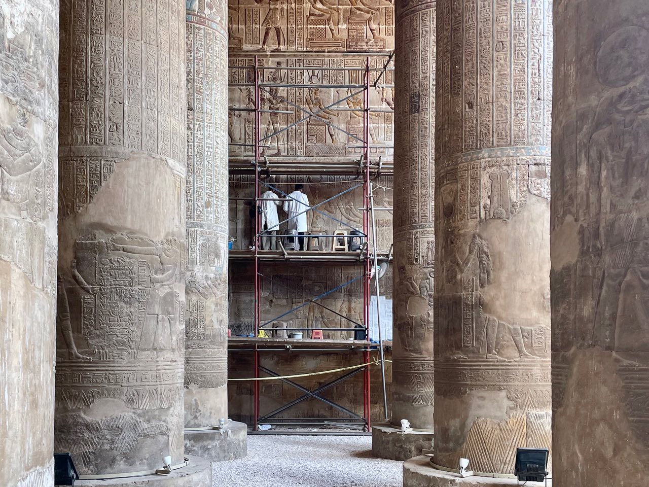 جانب من العمل فى تطوير جدران معبد خنوم التاريخي
