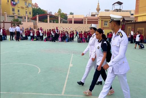 وزارة الداخلية تصطحب أبناء الشهداء إلى المدارس (1)