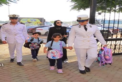 وزارة الداخلية تصطحب أبناء الشهداء إلى المدارس (4)