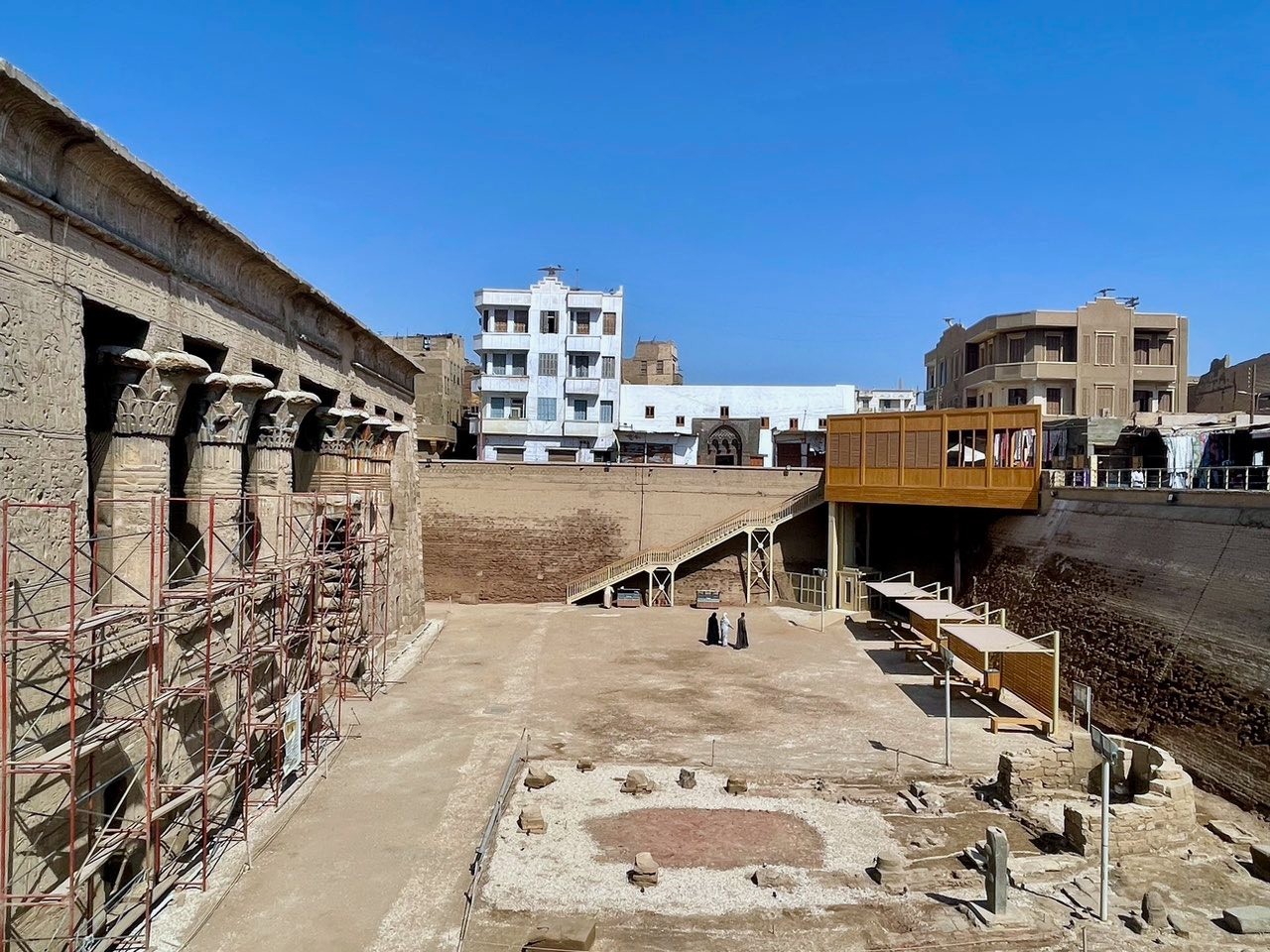 خطة تطوير معبد خنوم التاريخي بإسنا تدخل مرحلة تجميل الواجهة والجدران