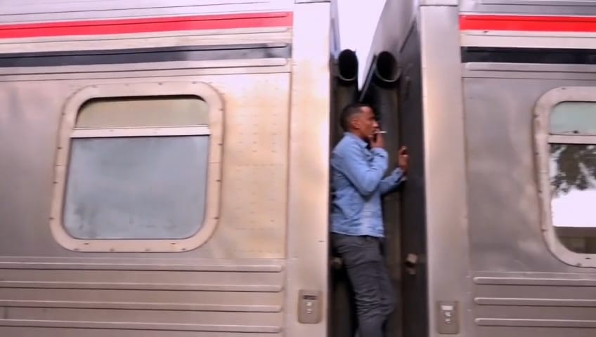 ركوب القطارات في الاماكن غير المخصصة