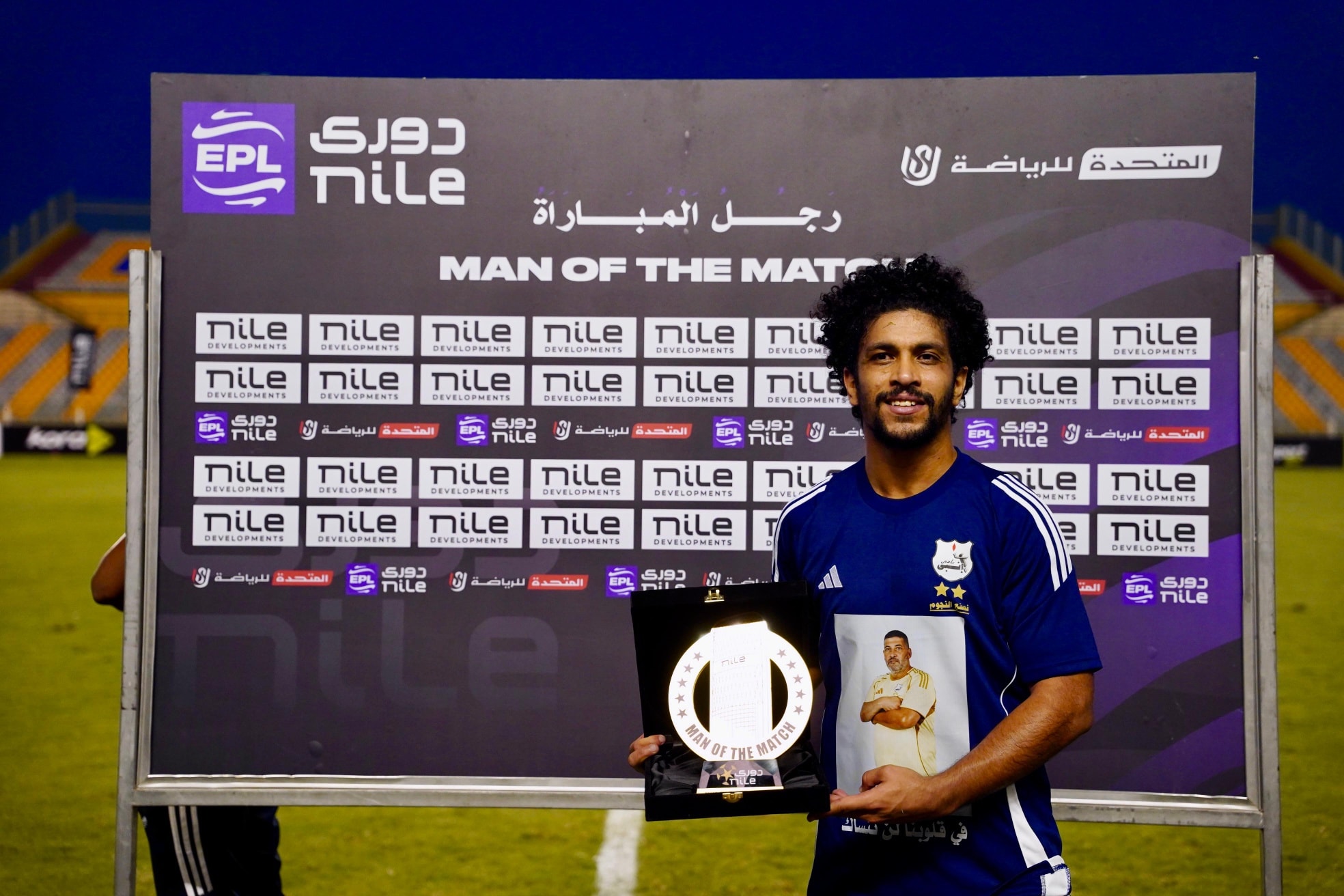 أحمد العجوز يحتفل بجائزة رجل مباراة إنبى والإسماعيلي