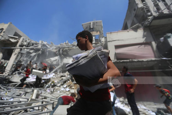 شخص يحمل أوراق من بنك فلسطين شخص يحمل أوراق من بنك فلسطين