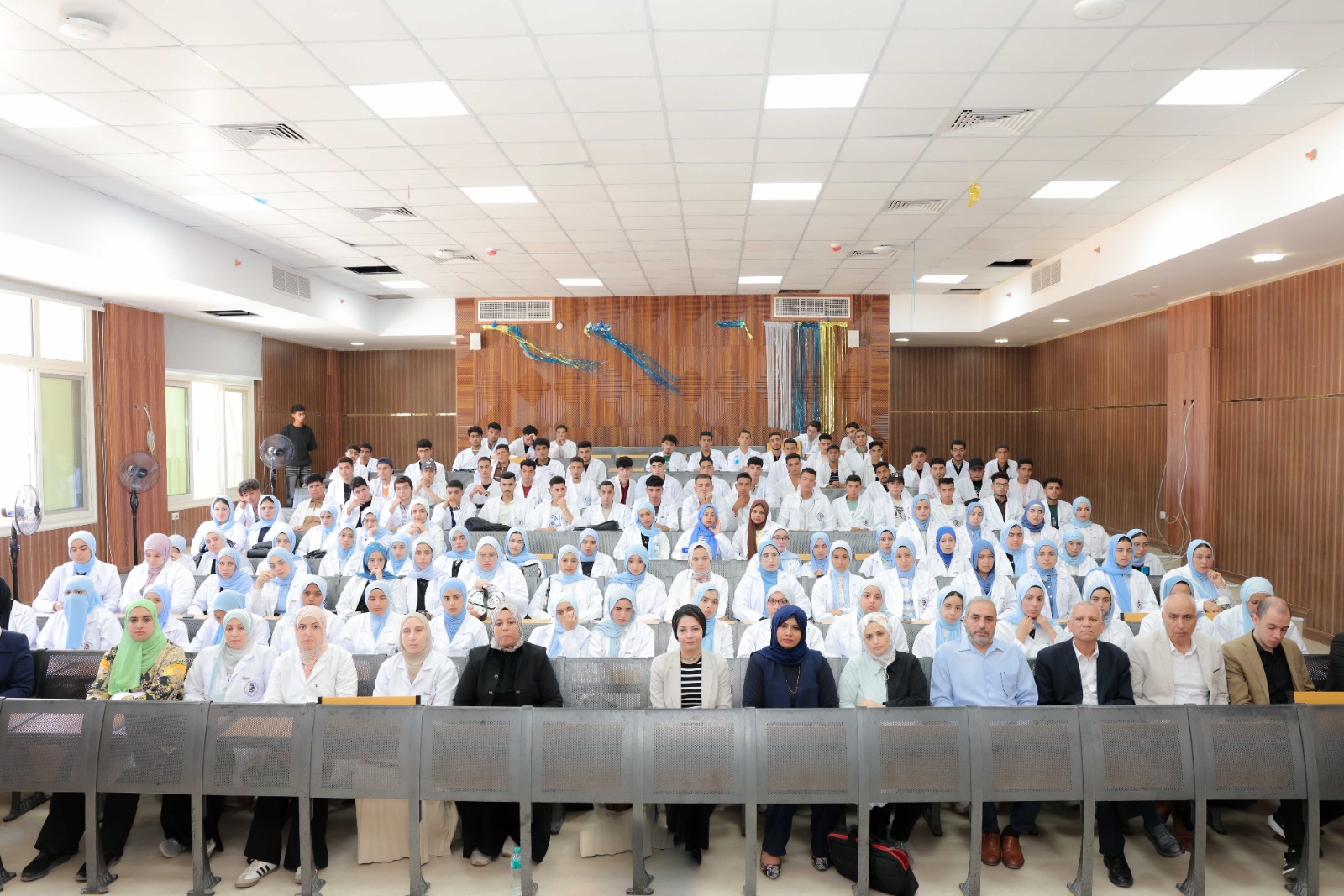 رئيس الجامعة يجتمع بطلاب كلية صيدلة ويقدم واجب العزاء في زميلتهم رئيس الجامعة يجتمع بطلاب كلية صيدلة ويقدم واجب العزاء في زميلتهم