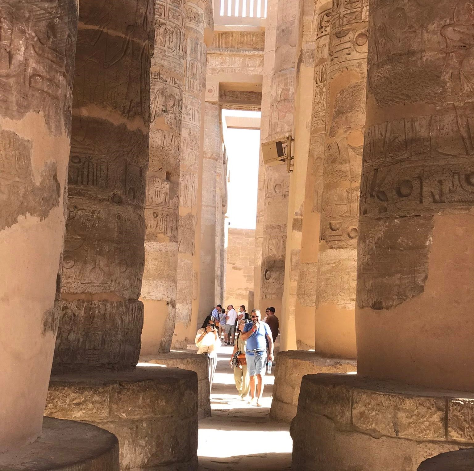 استمتاع السياح بين جدران صالة الأعمدة الكبرى استمتاع السياح بين جدران صالة الأعمدة الكبرى