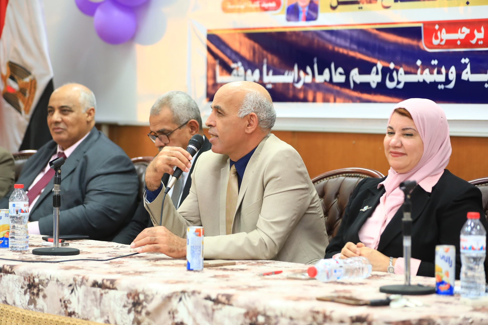 رئيس جامعة كفر الشيخ يتلقي ب طلاب 6 كليات بالجامعة الأهلية