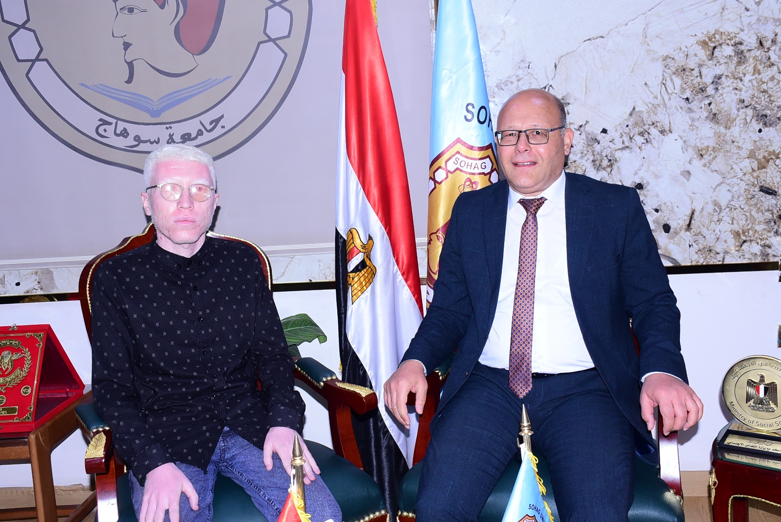 رئيس الجامعة مع الطالب 