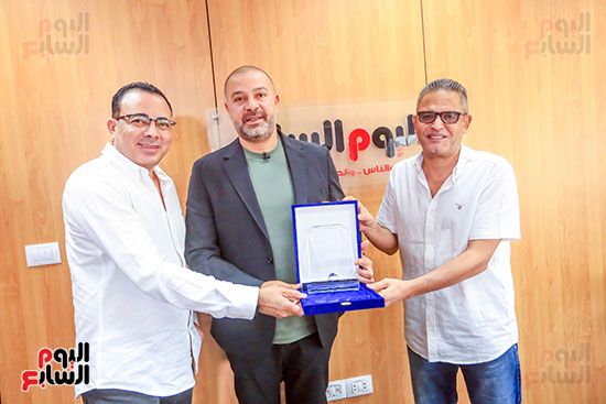 الكاتب الصحفى عبد الفتاح عبد المنعم رئيس تحرير اليوم السابع يكرم النائب أحمد دياب بحضور الكاتب الصحفى دندراوى الهوارى الكاتب الصحفى عبد الفتاح عبد المنعم رئيس تحرير اليوم السابع يكرم النائب أحمد دياب بحضور الكاتب الصحفى دندراوى الهوارى