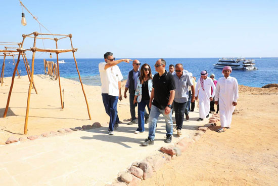 جولة الدكتورة منال عوض فى رأس محمد