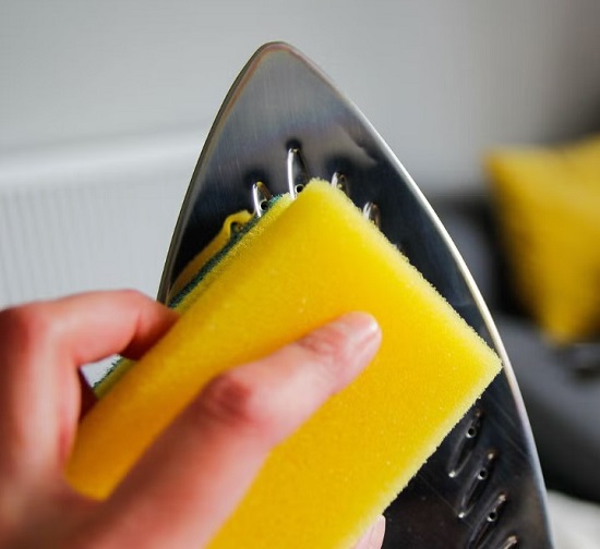 خطوات تنظيف المكواه خطوات تنظيف المكواه