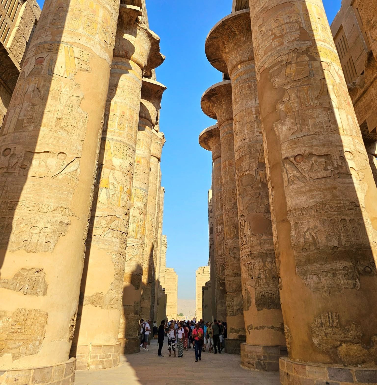 جانب من الزيارات السياحية بمعابد الأقصر جانب من الزيارات السياحية بمعابد الأقصر