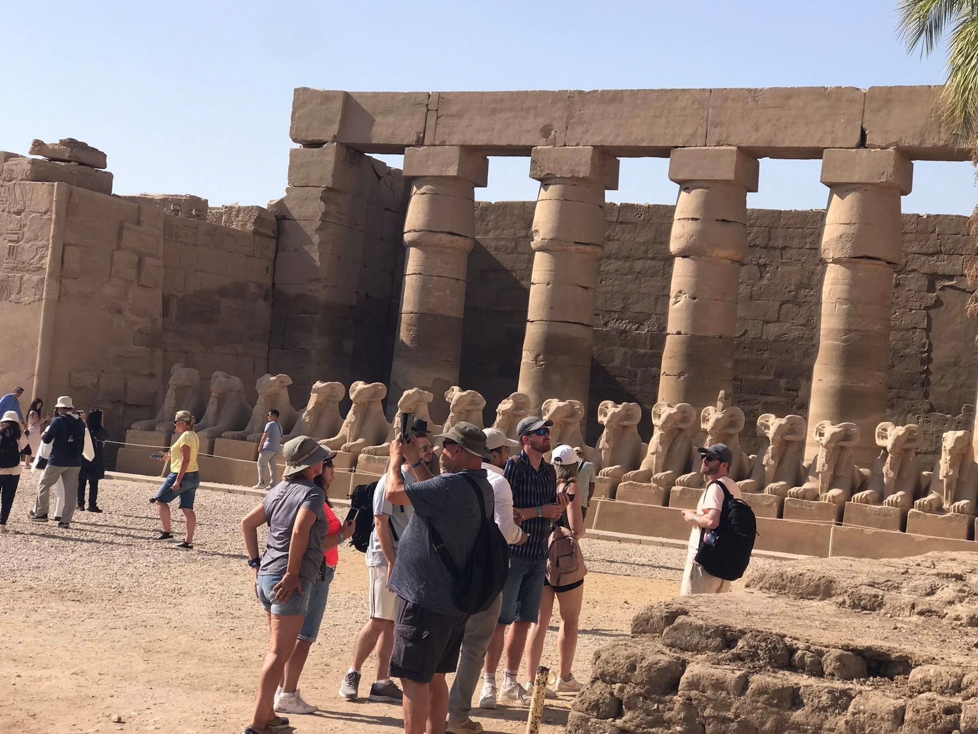 جانب من التوافد السياحى فى قلب معابد الكرنك جانب من التوافد السياحى فى قلب معابد الكرنك
