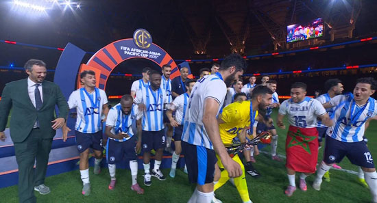 الشناوى يرفع الكأس الشناوى يرفع الكأس