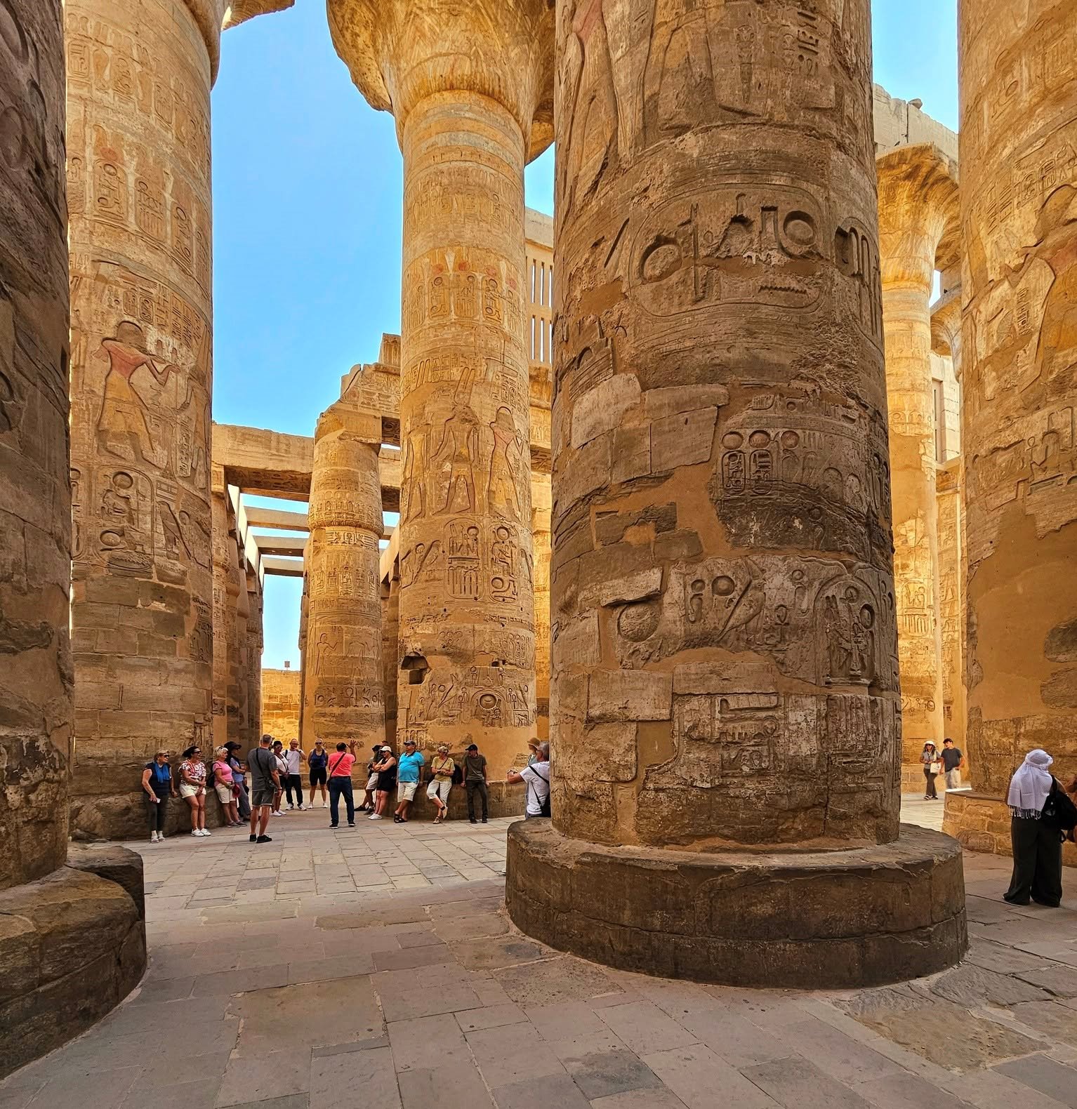 ضيوف الأقصر من حول العالم يستمتعون بزيارة المعابد الفرعونية بالأقصر ضيوف الأقصر من حول العالم يستمتعون بزيارة المعابد الفرعونية بالأقصر