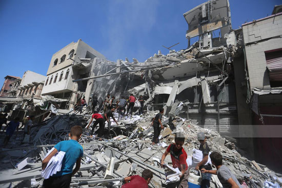 الأهالى يتفقدون مبنى بنك فلسطين الأهالى يتفقدون مبنى بنك فلسطين