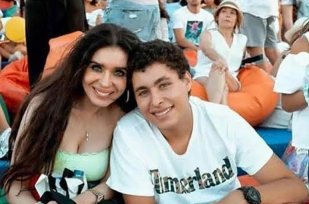 الراقصة دينا ونجلها (4)