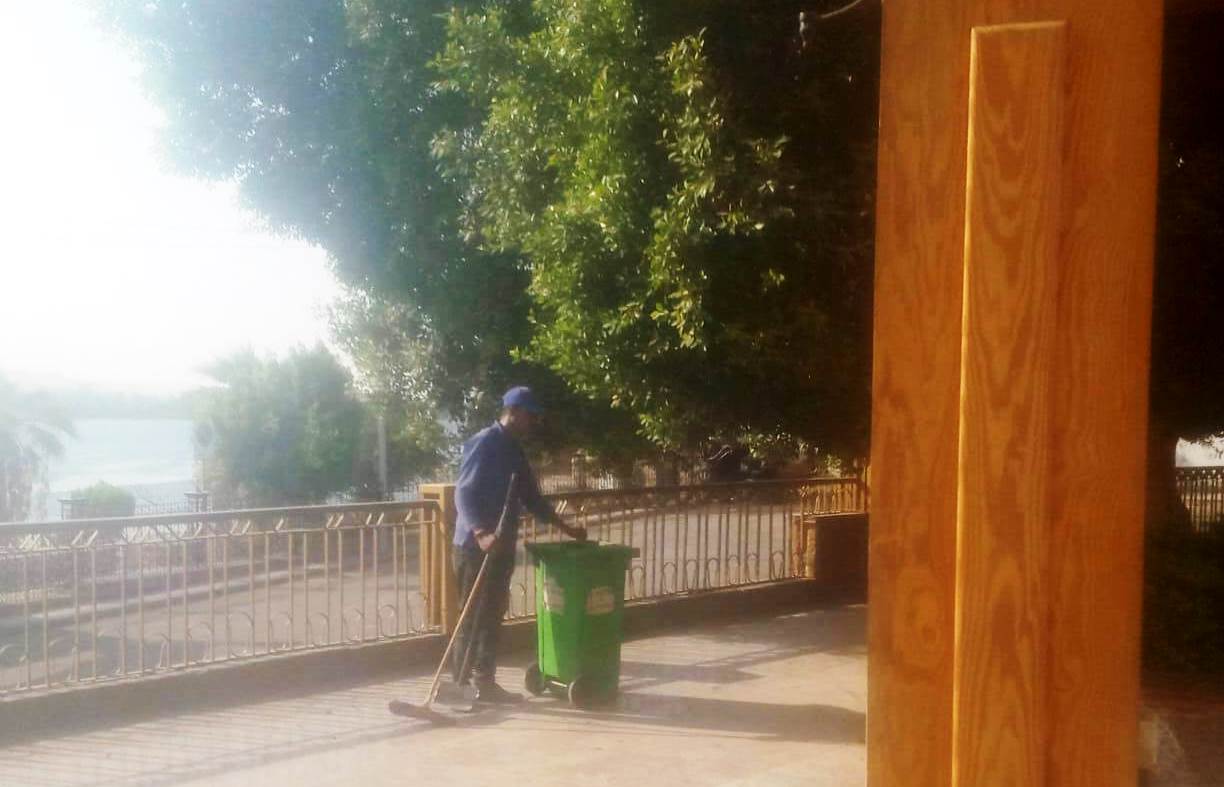 جمع القمامة من شوارع أسوان