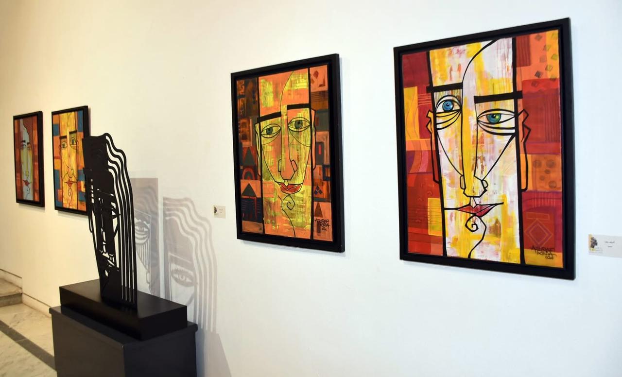 جانب من اللوحات المعروضة