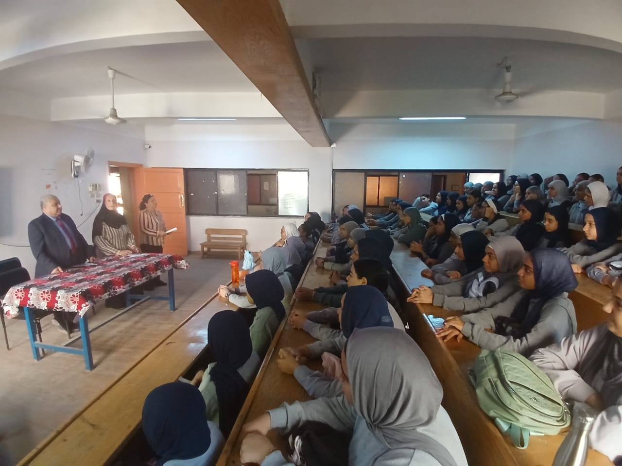 عقد لقاءً مفتوحاً مع طالبات الثانوية العامة حول نظام البكالوريا