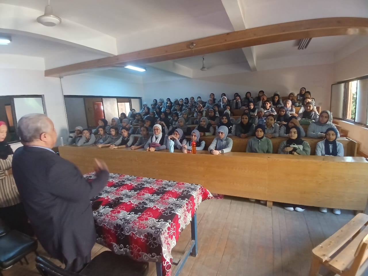 وكيل تعليم الأقصر يعقد لقاءً مع طالبات الثانوية العامة حول نظام البكالوريا