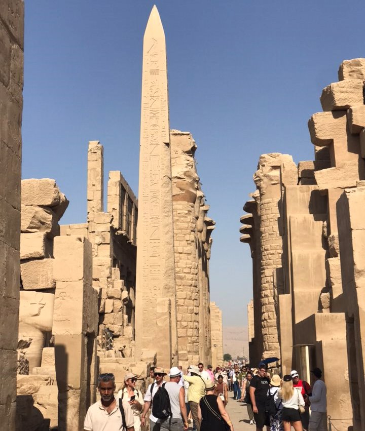 جانب من إقبال سياح العالم فى صالة الأعمدة الكبرى بالكرنك