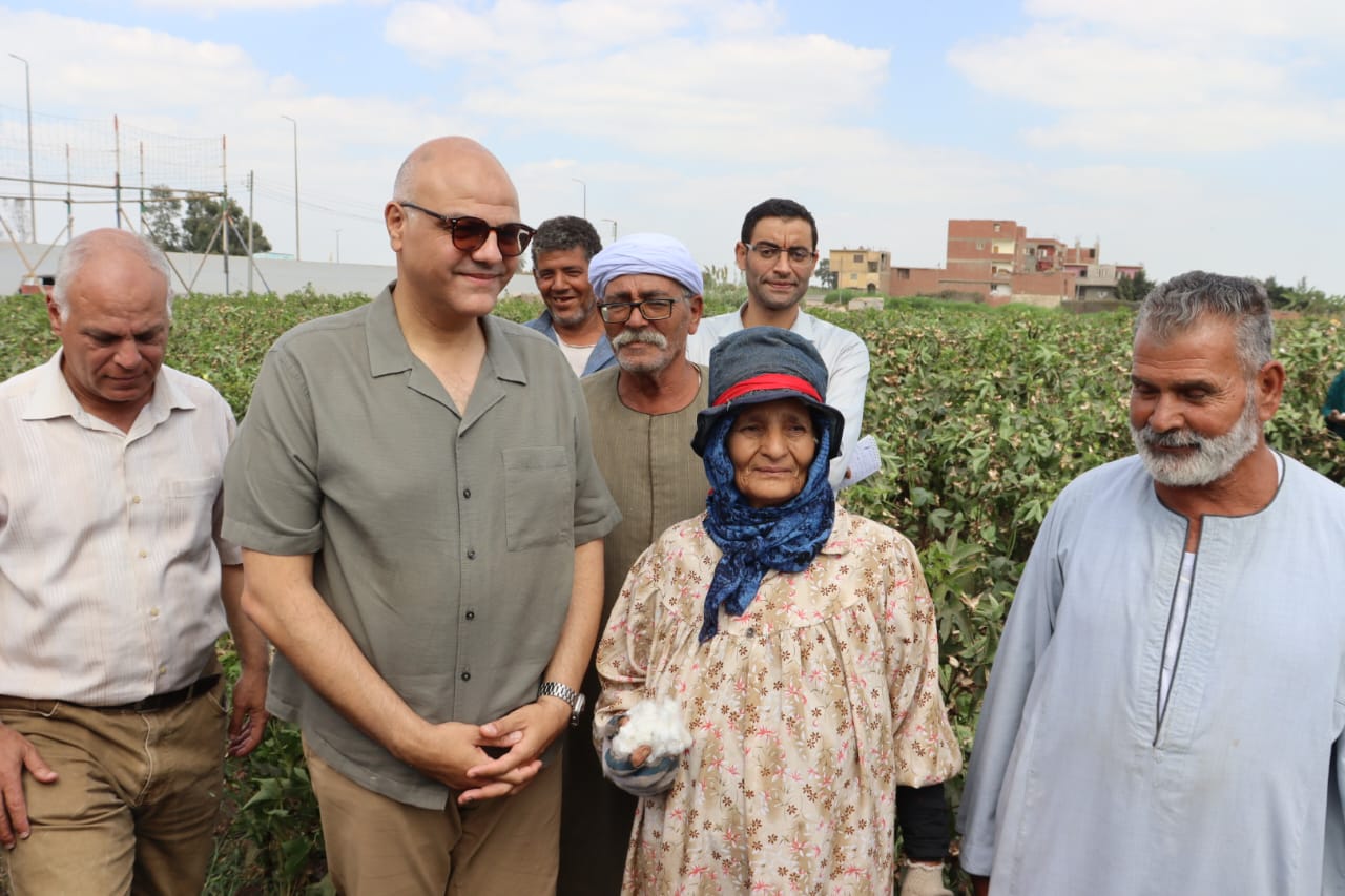 المحافظ خلال متابعة الحصاد