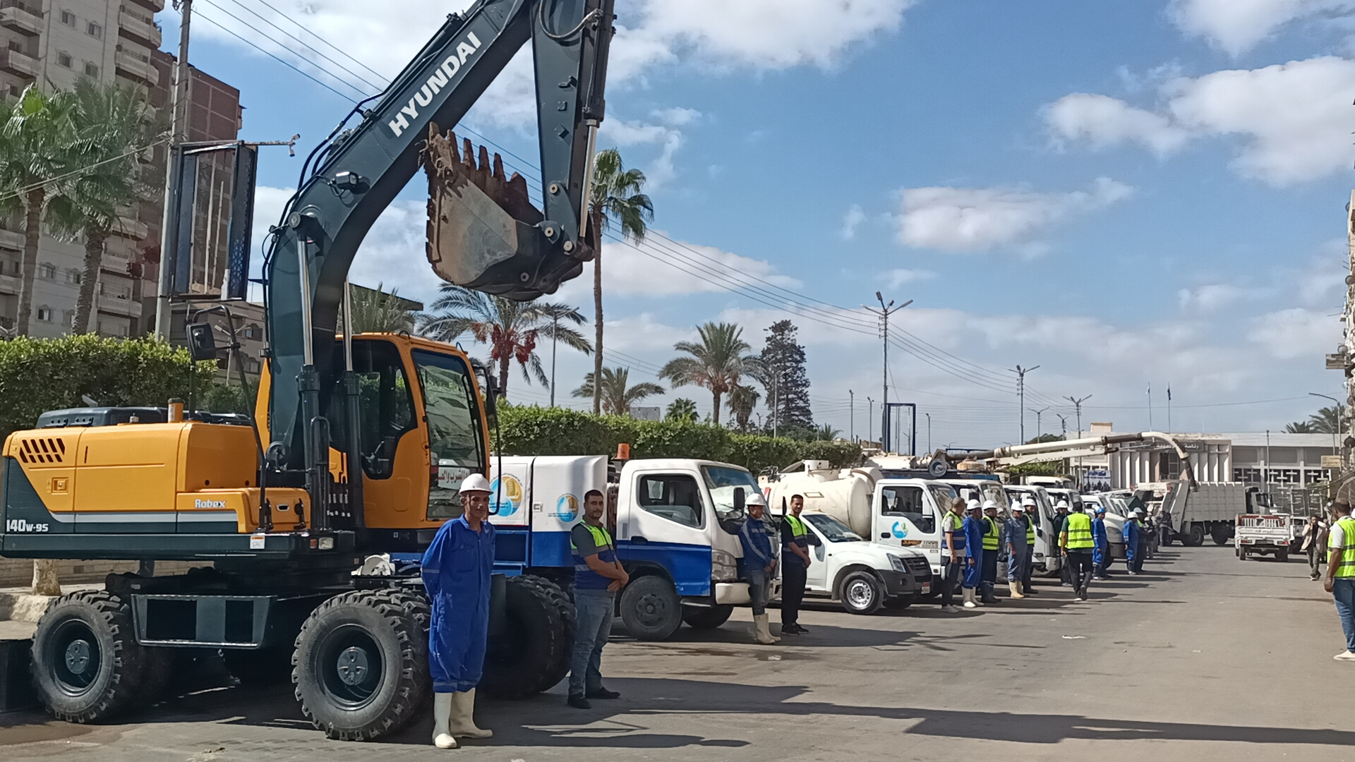 جانب من اصطفاف المعدات جانب من اصطفاف المعدات