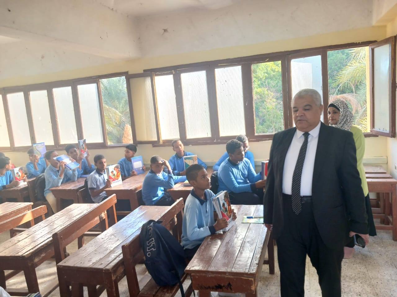 متابعة تسليم الكتب للطلبة فى أول أسبوع بالعام الجديد متابعة تسليم الكتب للطلبة فى أول أسبوع بالعام الجديد