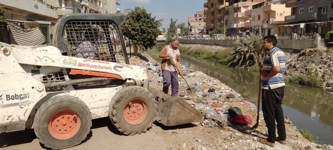 رفع المخلفات من جانبي الترع رفع المخلفات من جانبي الترع