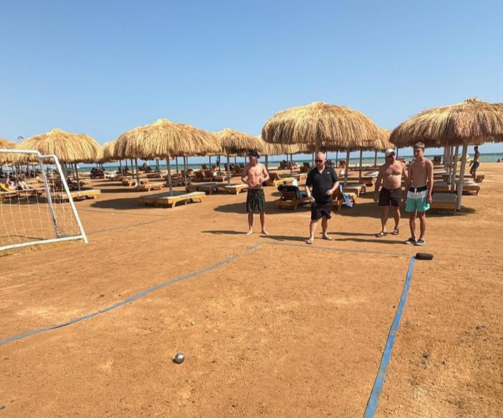 سياح اوربا يمارسون البوتشى بالغردقة