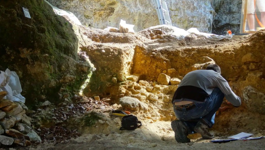 ورشة لصناعة مجوهرات الاصداف