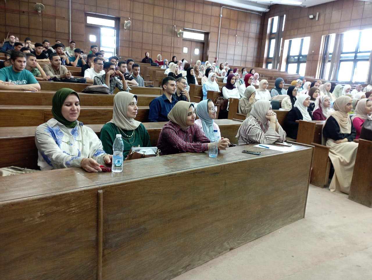 الحضور بالندوة