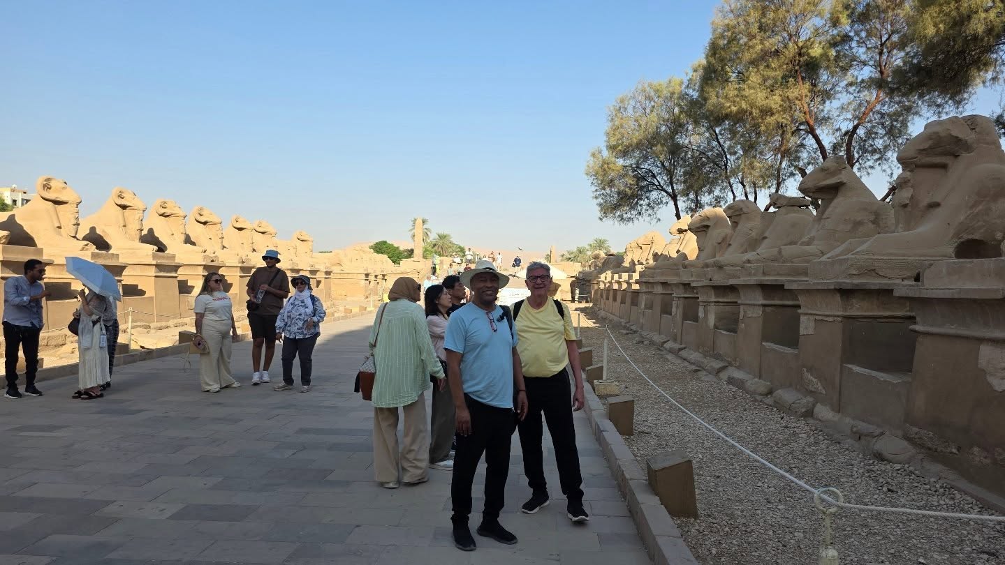 بهجة السائحين بين الكباش فى مدخل معابد الكرنك