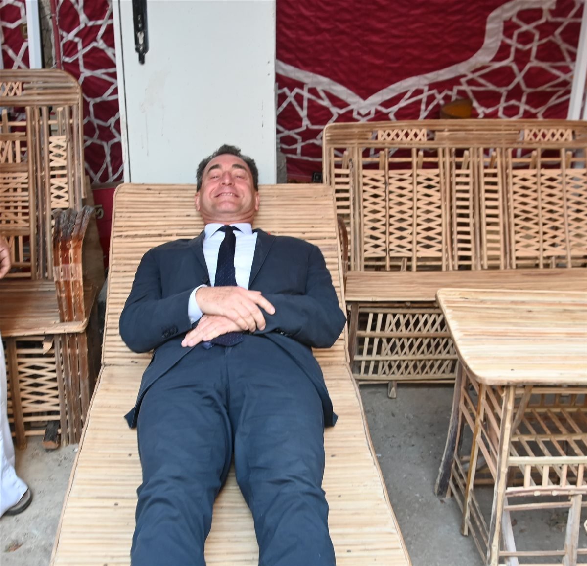 سفير فرنسا ستلقى على سرير مصنوع من الجريد