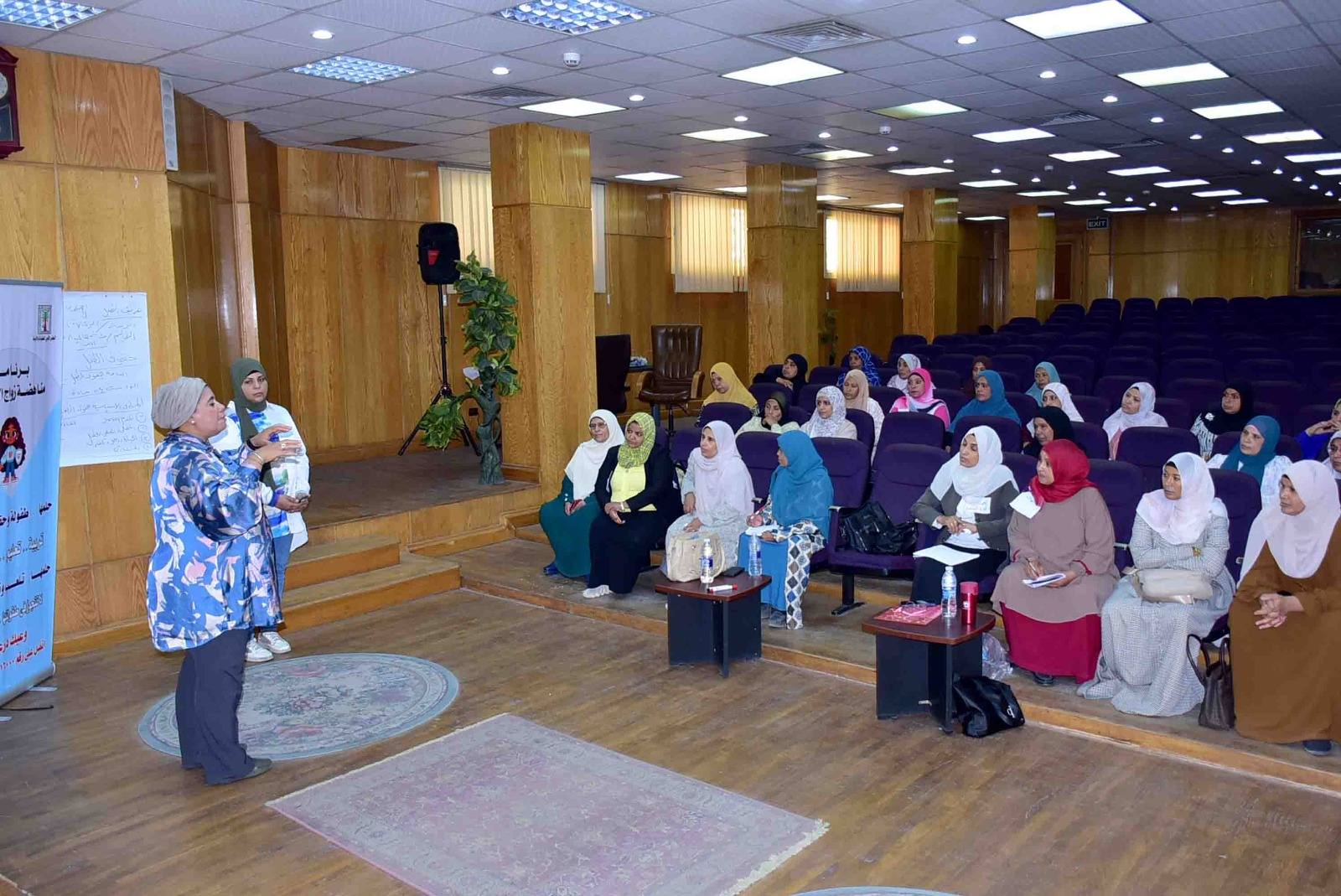 فعاليات تدريبات القومى للمرأة لبناء قدرات ميسرات التعليم المجتمعي
