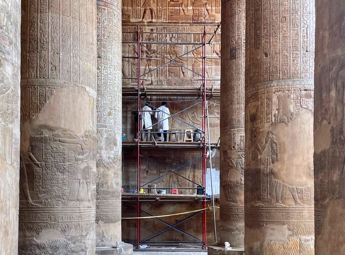 جانب من العمل فى تطوير جدران معبد خنوم التاريخي