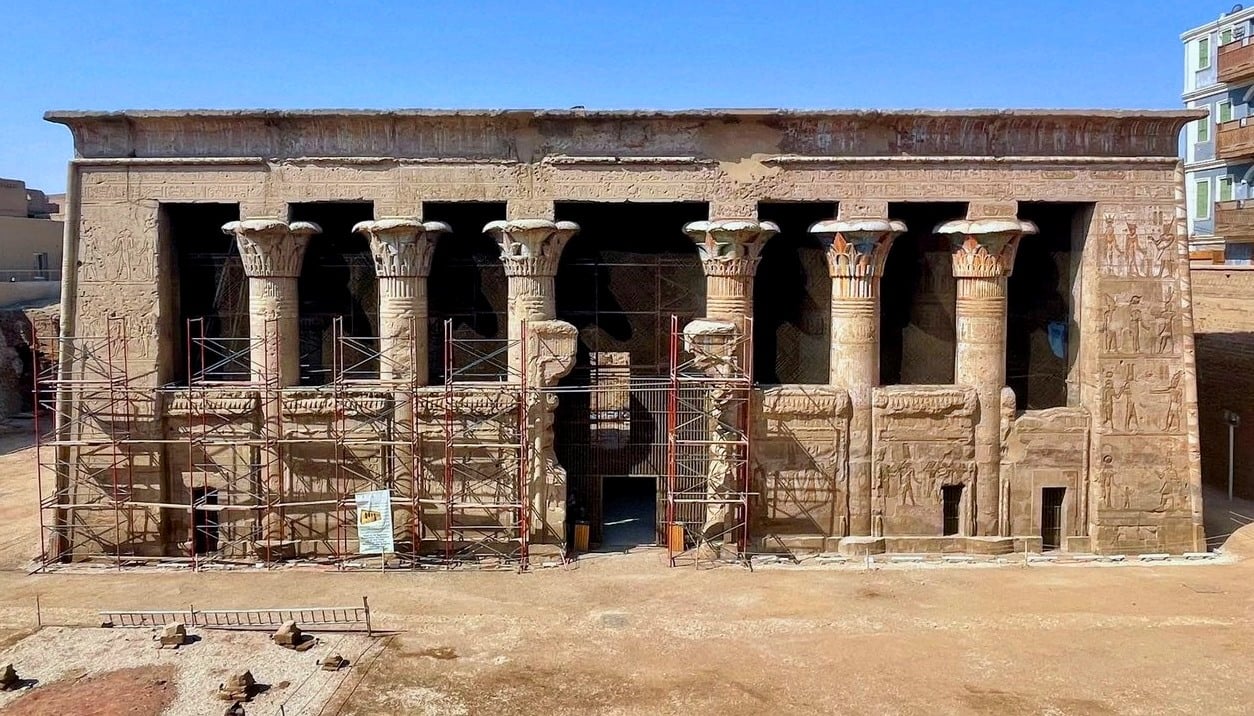 تطوير معبد خنوم التاريخي بإسنا يدخل مرحلة تجميل الواجهة والجدران