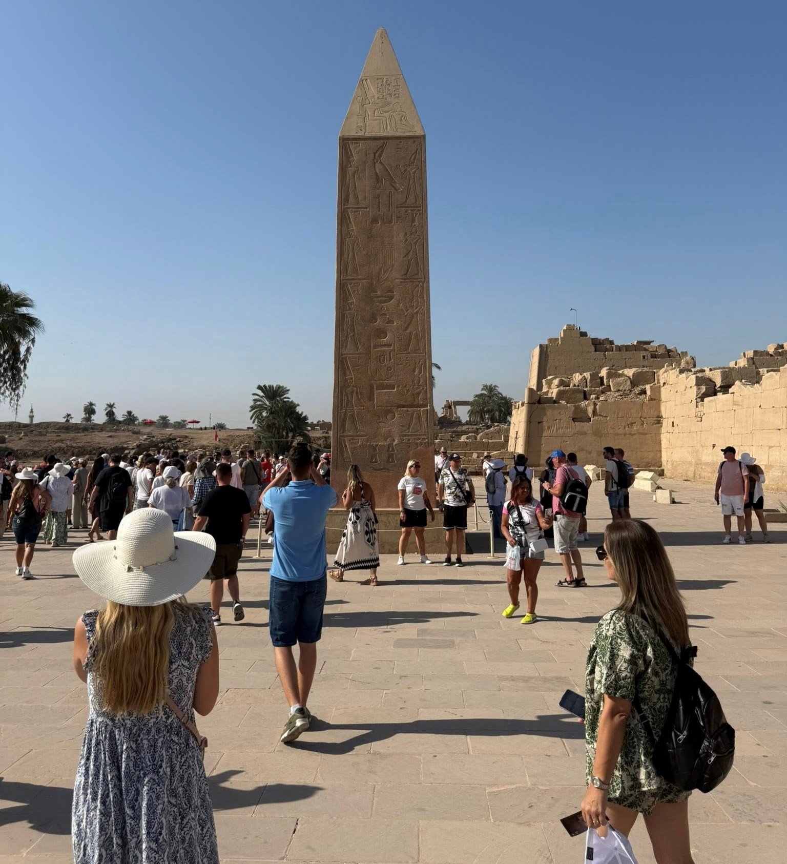 زيارات مبهجة للسائحين حول المسلات بالكرنك