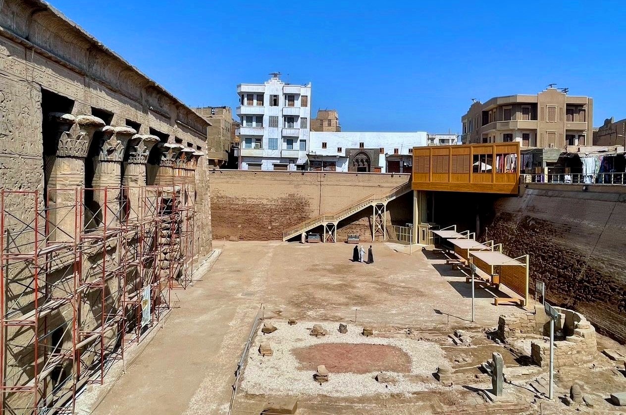 خطة تطوير معبد خنوم التاريخي بإسنا تدخل مرحلة تجميل الواجهة والجدران