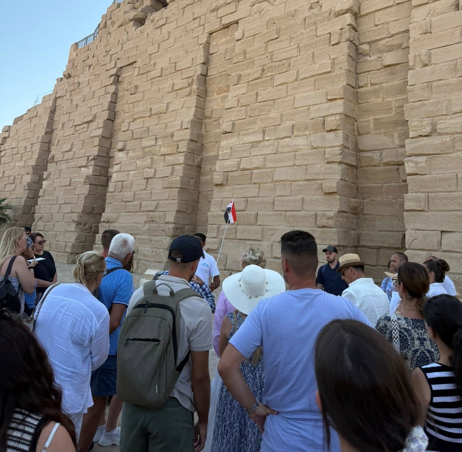 استماع السياح للمرشدين السياحيين بالكرنك