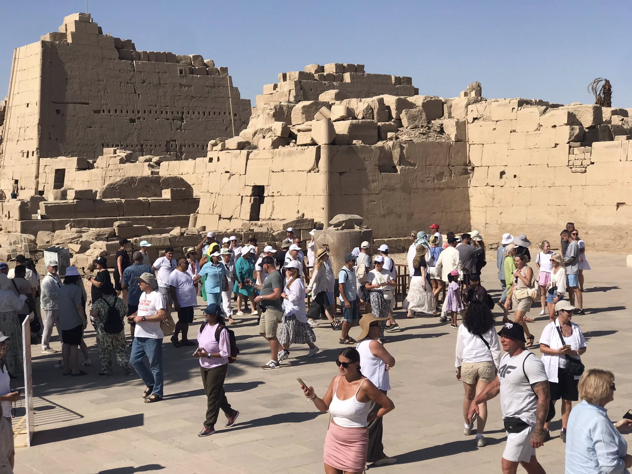 جانب من التوافد السياحي المميز بمعابد الأقصر