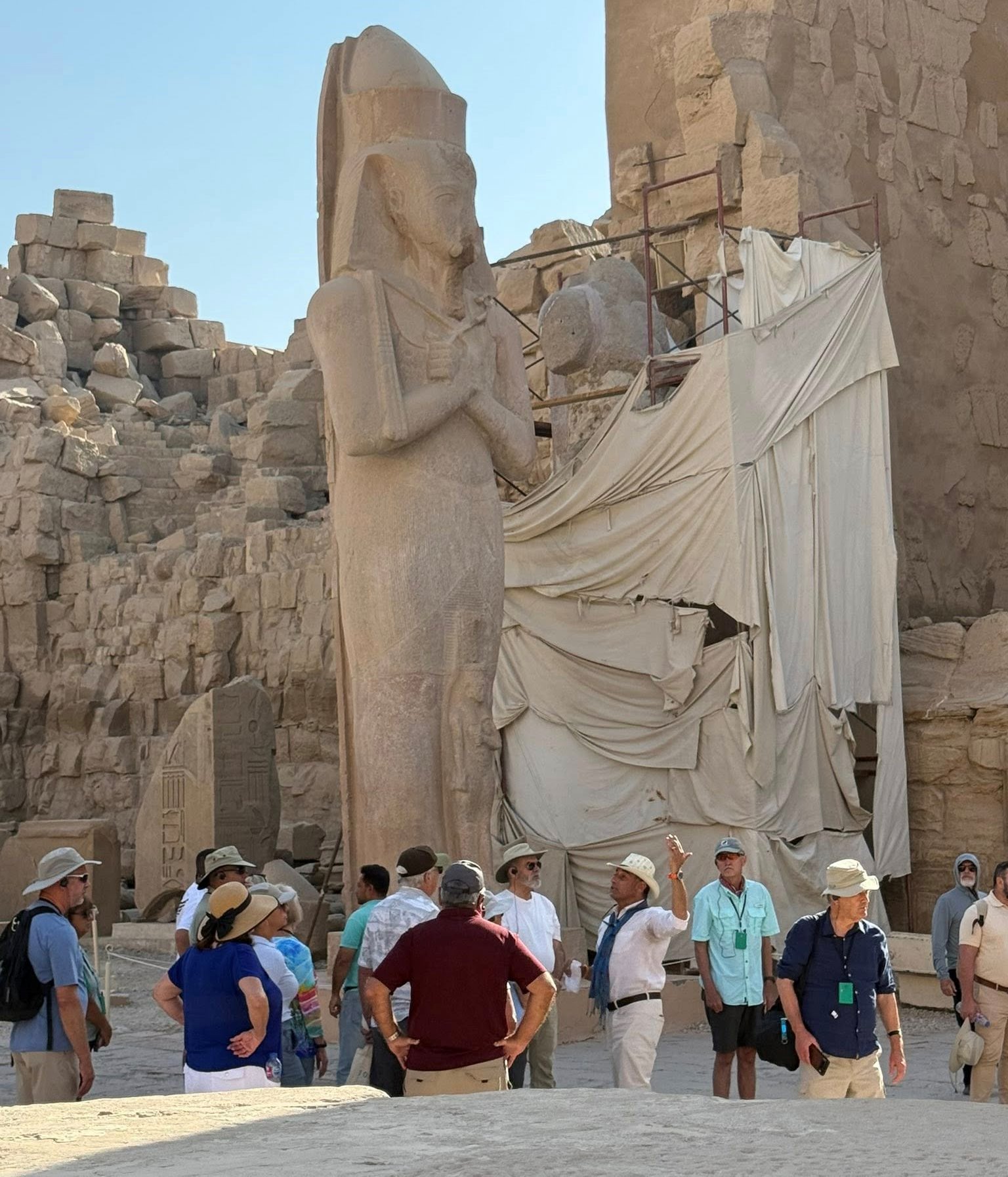 مرشد سياحى يشرح للاجانب خلال رحلتهم داخل الكرنك