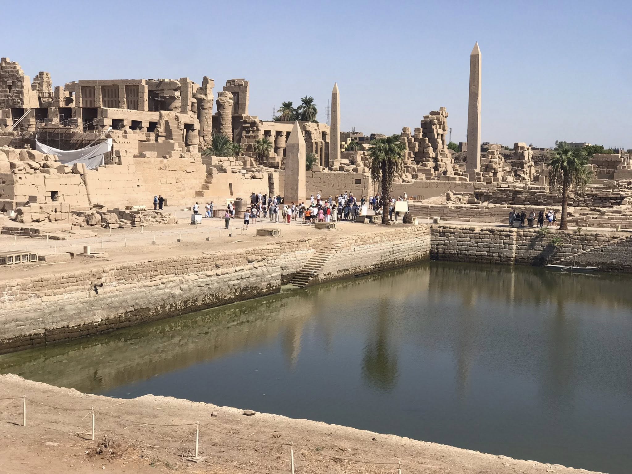 السياح يستمتعون بجوار البحيرة المقدسة بالكرنك