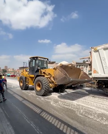 لودر يسحب السيارة