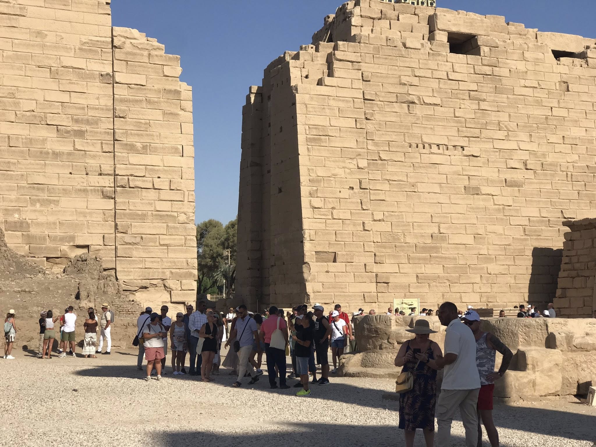 إقبال من الأفواج السياحية فى معابد الأقصر