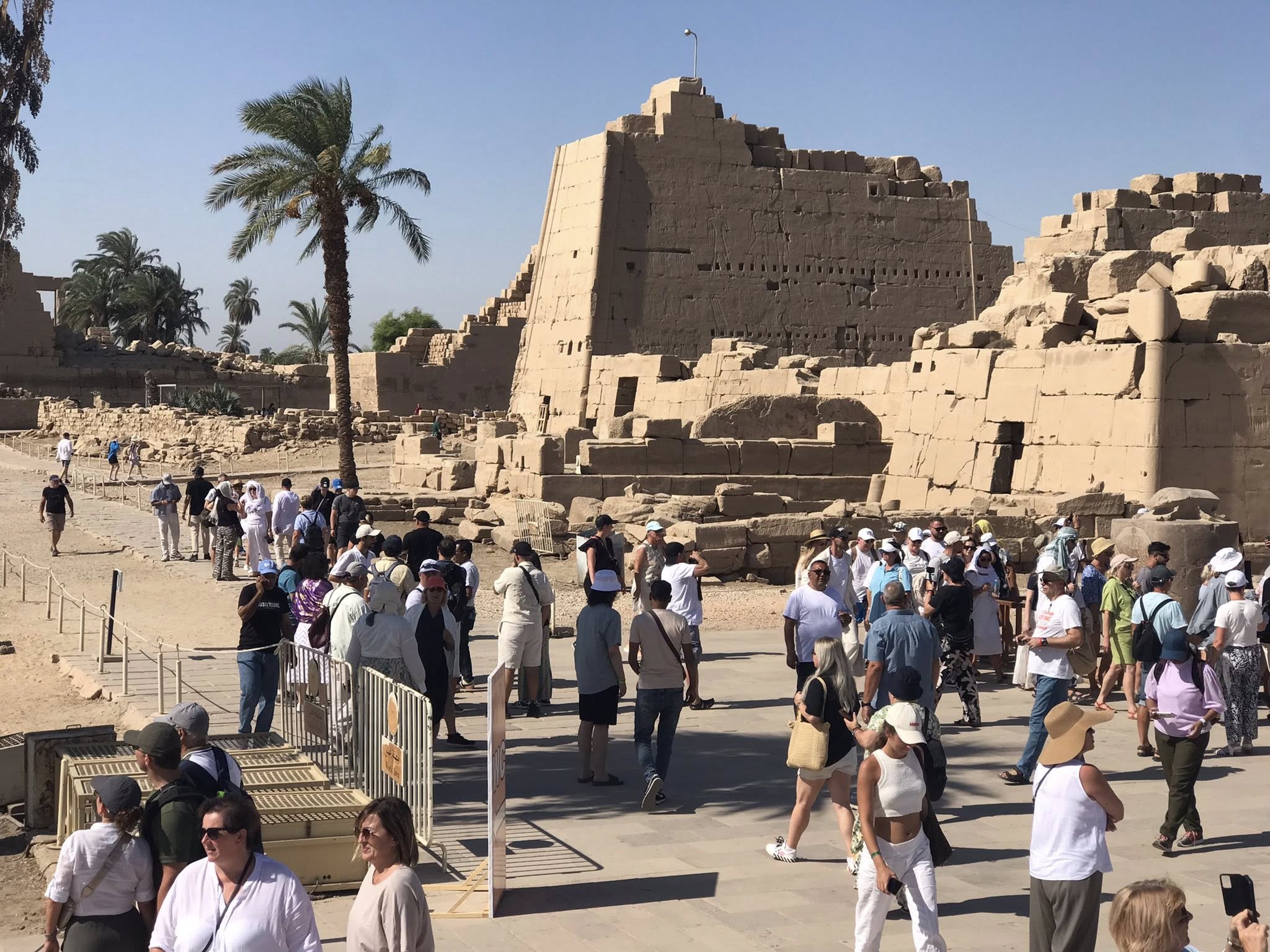 توافد مميز من سياح العالم فى قلب معابد الكرنك