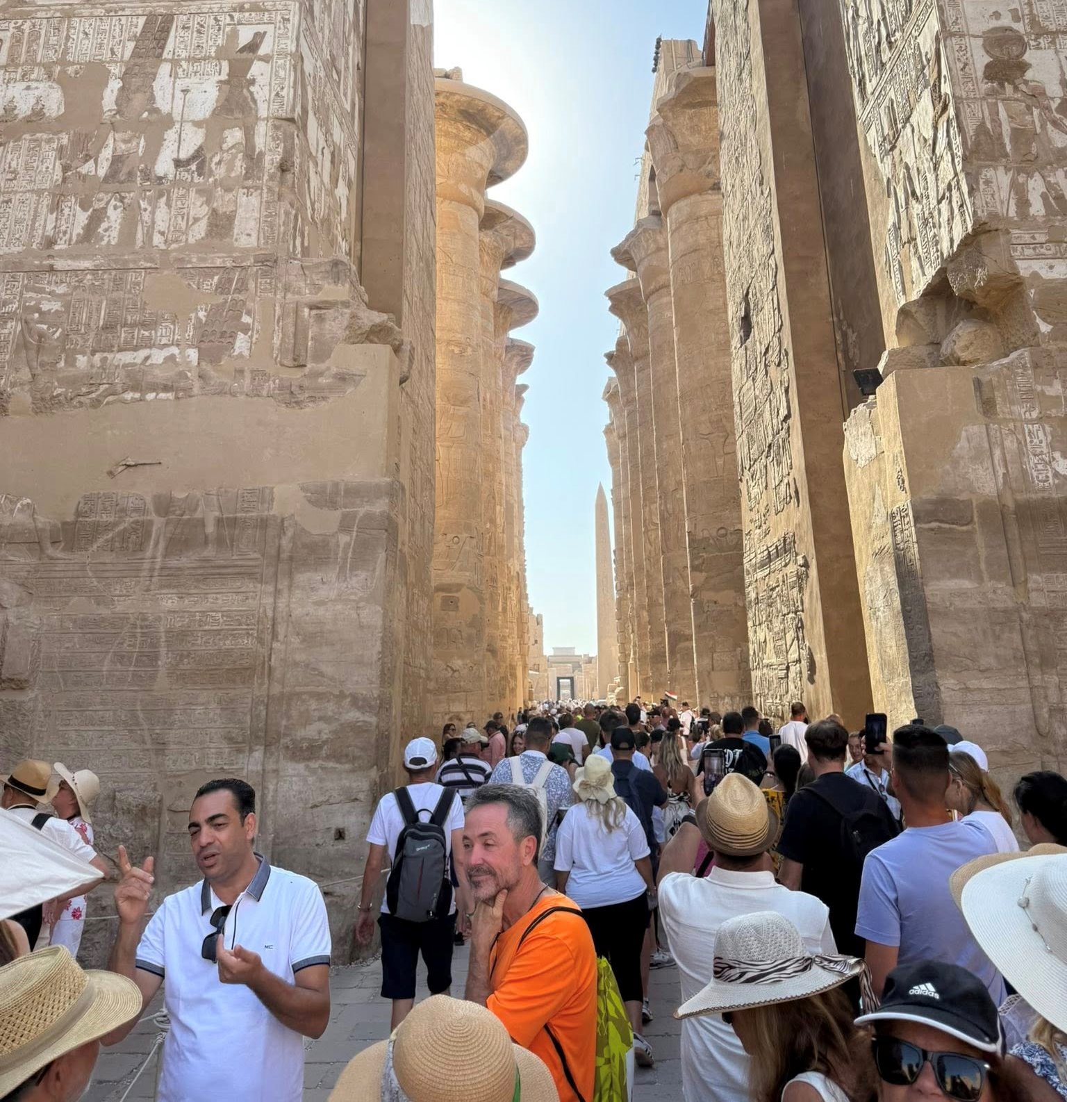 الإقبال السياحى الكبير فى صالة الأعمدة الكبرى